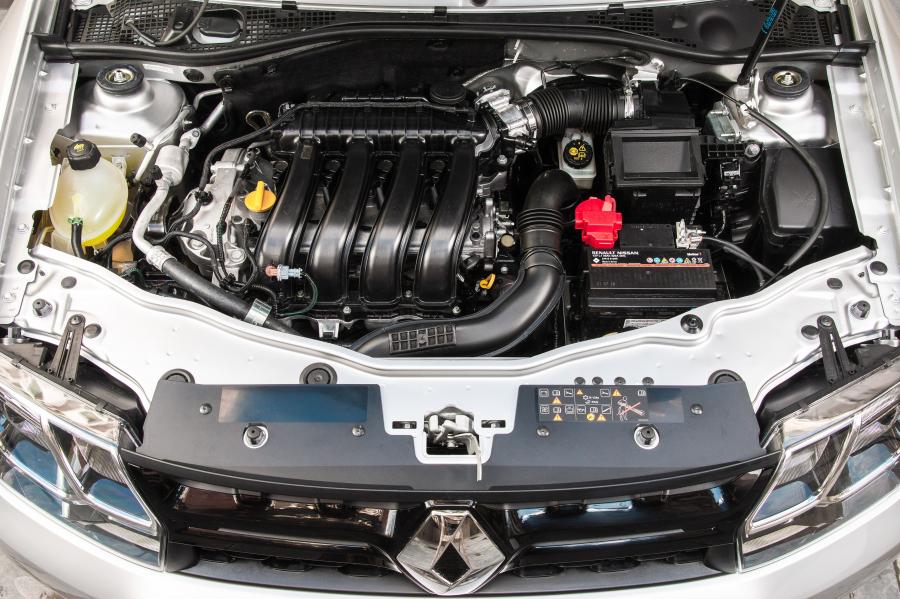 Моторный отсек Renault Duster Oroch Dynamique 2.0 4x4 2018 года  (фото 5 из 40)